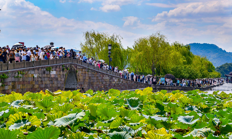 2024年10月4日，杭州西湖景區(qū)迎來(lái)國(guó)慶假期旅游高峰。